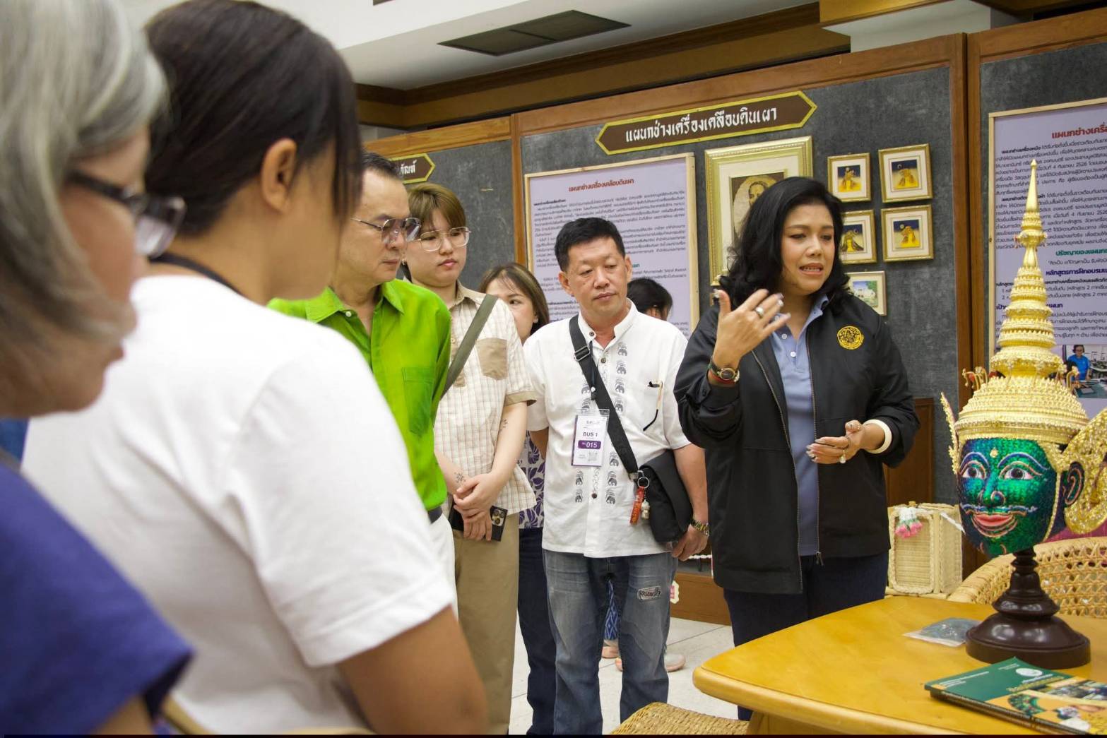 title - ผอ.ศพส. ห้การต้อนรับ คณะผู้บริหาร พนักงาน และสื่อมวลชน จาก บริษัท ทิพยประกันภัย จำกัด (มหาชน) พร้อมนำคณะเข้าเยี่ยมชมนิทรรศการสืบสาน สายธาร สร้างงาน หัตถศิลป์ ณ ศูนย์ส่งเสริมและพัฒนาอาชีพเสริมนอกภาคการเกษตร (ศูนย์ศิลปาชีพ บางไทรฯ (เดิม)) 